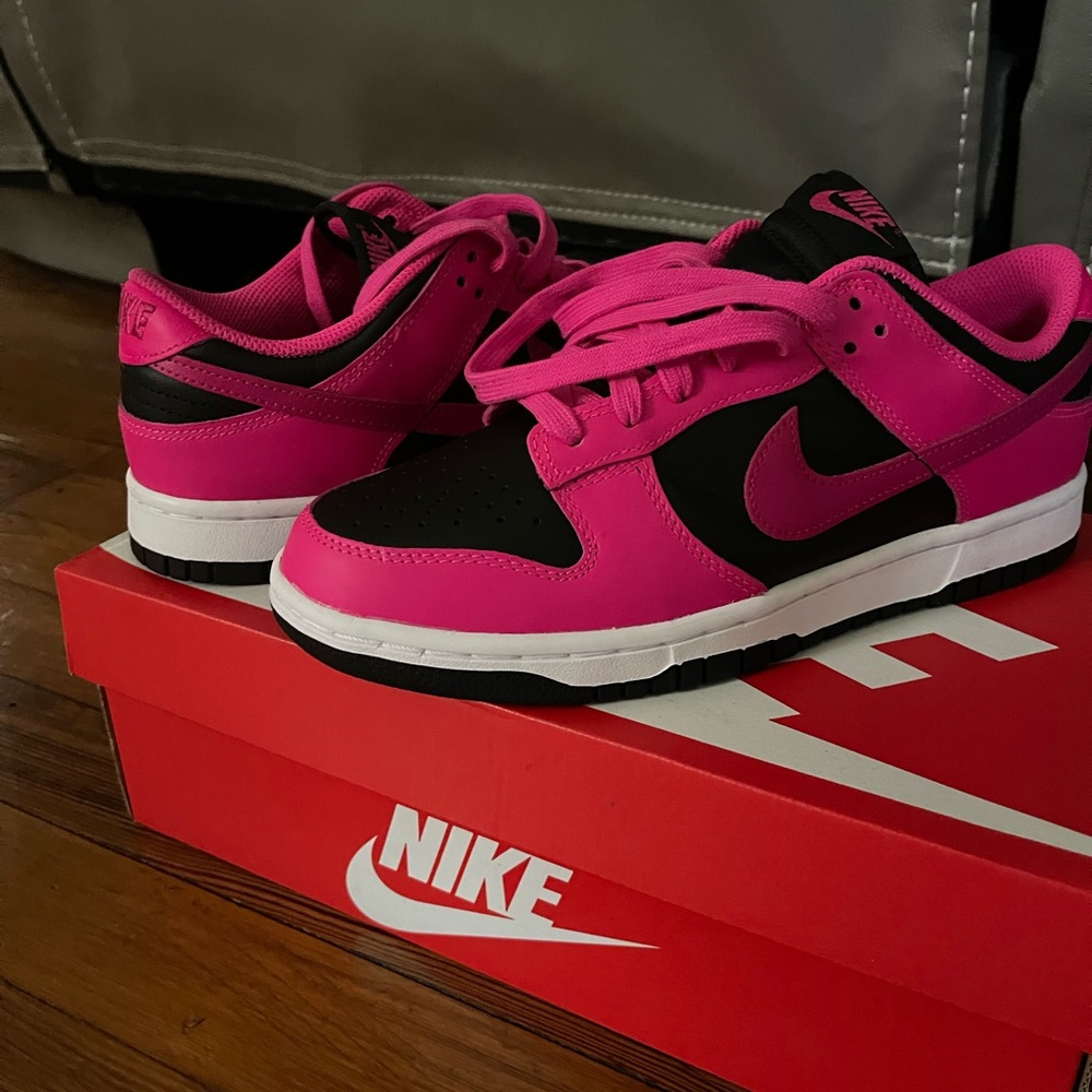 Nike Womens dunks Low (fierce pink and black)